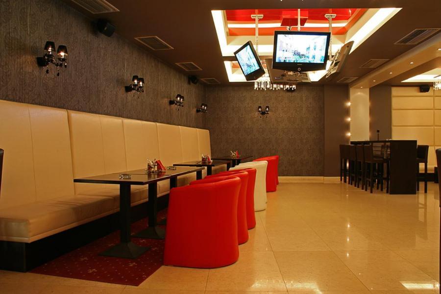 סנדנסקי Hotel Finix מראה חיצוני תמונה